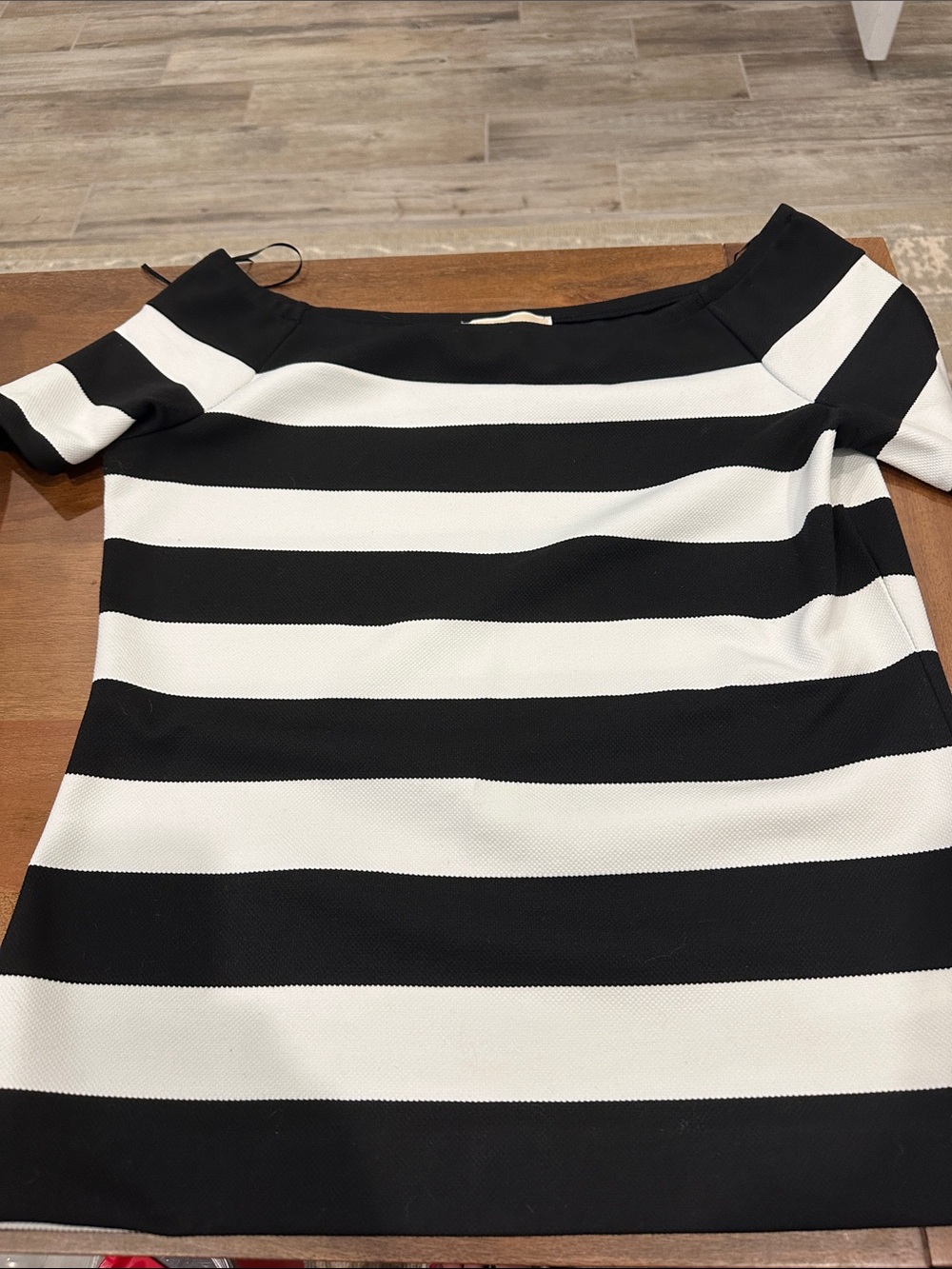 Like New Michael Kors Black & White Striped Off-Shoulder Women’s Dress
